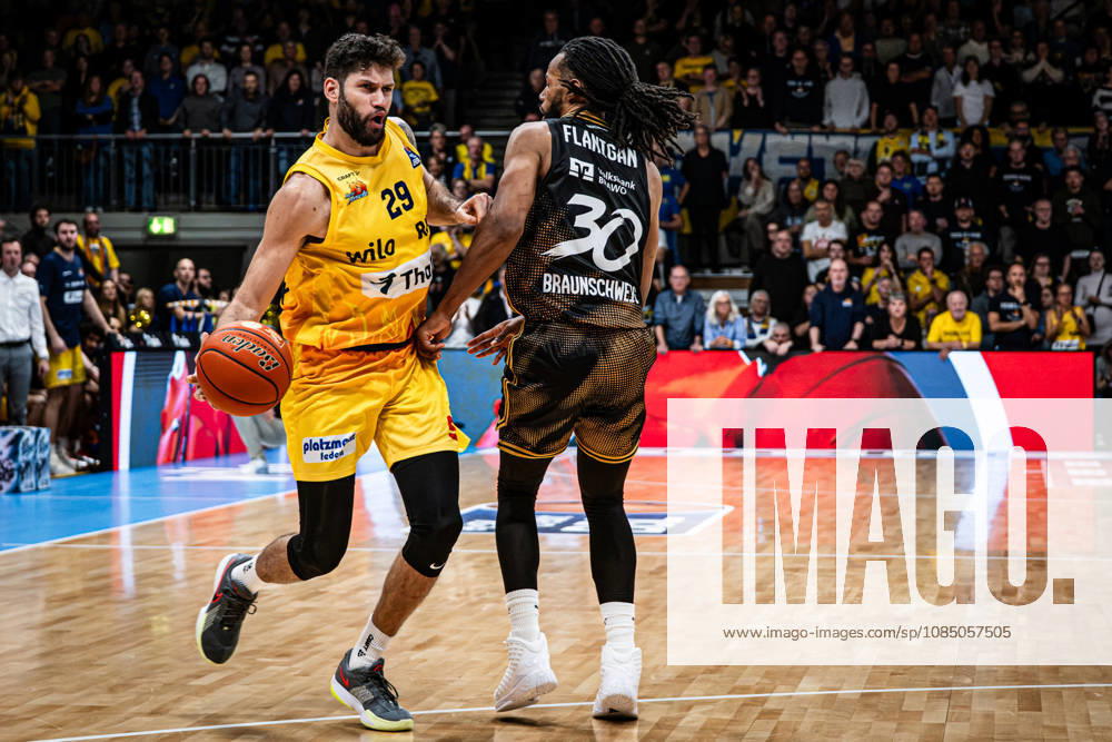 EasyCredit BBL Phoenix Hagen vs. Basketball Löwen Braunschweig, Hagen, October 25, 2026, Ischelandhalle, Hagen: Patricio Garino Gullotta 29, Phoenix Hagen (SF) vs. Chip Flanigan 30, Basketball Löwen Braunschweig (SF) easyCredit BBL Phoenix Hagen vs. Basketball Löwen Braunschweig, Hagen, October 25, 2026, Ischelandhalle, Hagen