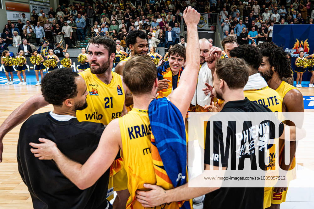 EasyCredit BBL Phoenix Hagen vs. Basketball Löwen Braunschweig, Hagen, October 25, 2026, Ischelandhalle Hagen Phoenix Hagen after the victory easyCredit BBL Phoenix Hagen vs. Basketball Löwen Braunschweig, Hagen, October 25, 2026, Ischelandhalle Hagen
