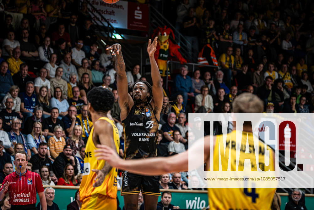 EasyCredit BBL Phoenix Hagen vs. Basketball Löwen Braunschweig, Hagen, October 25, 2026, Ischelandhalle Hagen: Tajh Green 55, Basketball Löwen Braunschweig, PF with a three-pointer; easyCredit BBL Phoenix Hagen vs. Basketball Löwen Braunschweig, Hagen, October 25, 2026, Ischelandhalle Hagen