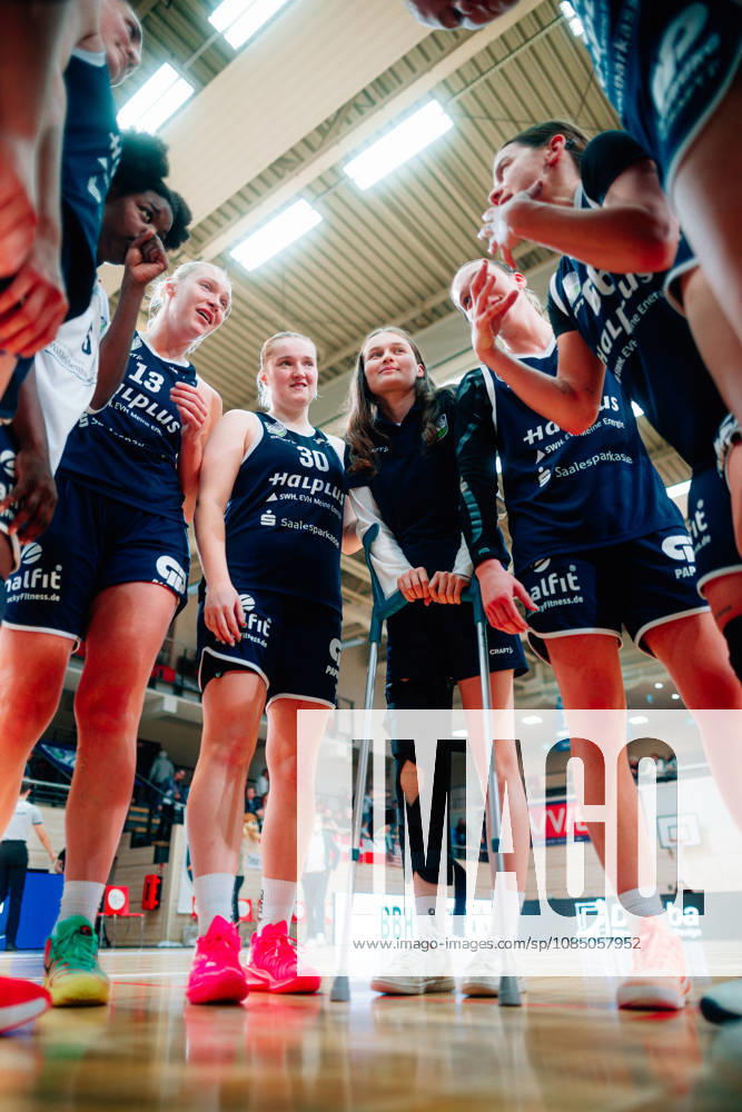 BB 1BL Halfit Lions vs. Herner TC: Nicole Brochlitz of the Halfit Lions poses with her team after the game during the 2026–2027 season of the DBBL Toyota Women s Basketball Bundesliga between the Halfit Lions and Herner TC at the SWH Arena on October 25, 2026, in Halle Saale, Saxony-Anhalt, Germany