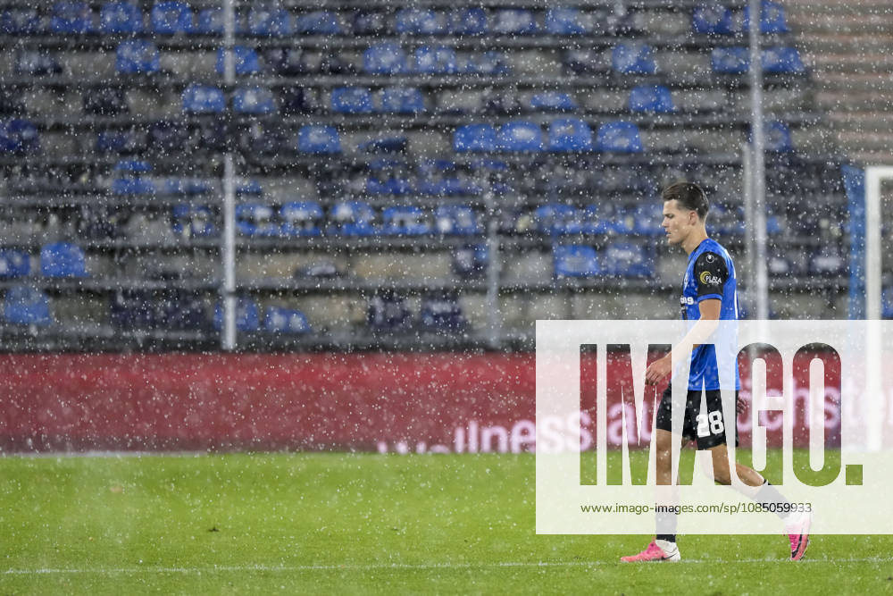 Diego Michel, SV Waldhof, 28, game interrupted due to a hailstorm, cutout, Full-body shot, single frame, single photo, action, looking disappointed, disappointment, frustration, pessimistic, player from SV Waldhof Mannheim, October 25, 2026, Mannheim, Germany, soccer, 3. Liga, SV Waldhof Mannheim vs. TSG 1899 Hoffenheim II, DFB and DFL regulations prohibit any use of photographs as image sequences and or quasi-video