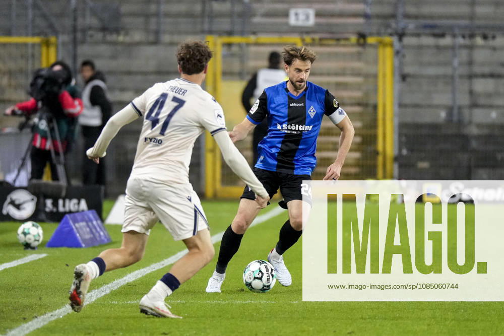 From left: Maximilian Theuer (TSG II), 47; Lukas Klünter (SV Waldhof), 24, captain; tackle, game scene, duel, tackle, tackling, dynamism, action, 25 10 2026, Mannheim, Germany, soccer, 3rd Division, SV Waldhof Mannheim vs. TSG 1899 Hoffenheim II, DFB and DFL regulations prohibit any use of photographs as image sequences and or quasi-video