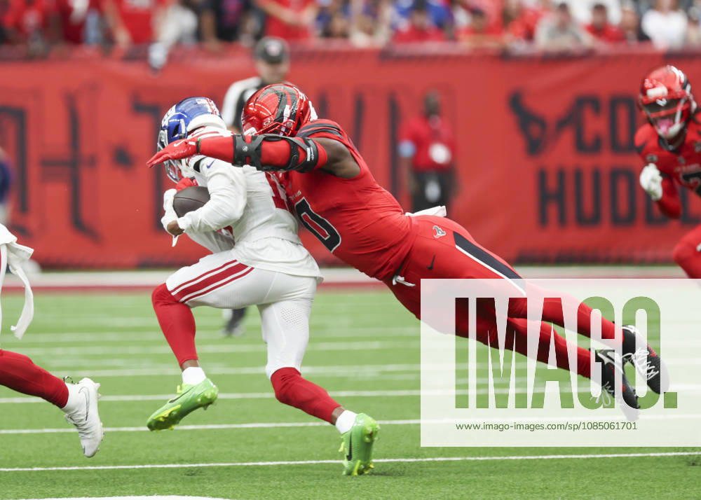 HOUSTON, TX - OCTOBER 25: New York Giants wide receiver Darnell Mooney (17) is tackled by Houston Texans linebacker Azeez al-Shaair (0) in the first quarter during the NFL, American Football Herren, USA game between the New York Giants and Houston Texans on October 25, 2026 at Reliant Stadium in Houston, Texas. (Photo by Leslie Plaza Johnson Icon Sportswire) NFL: OCT 25 Giants at Texans Icon261025003