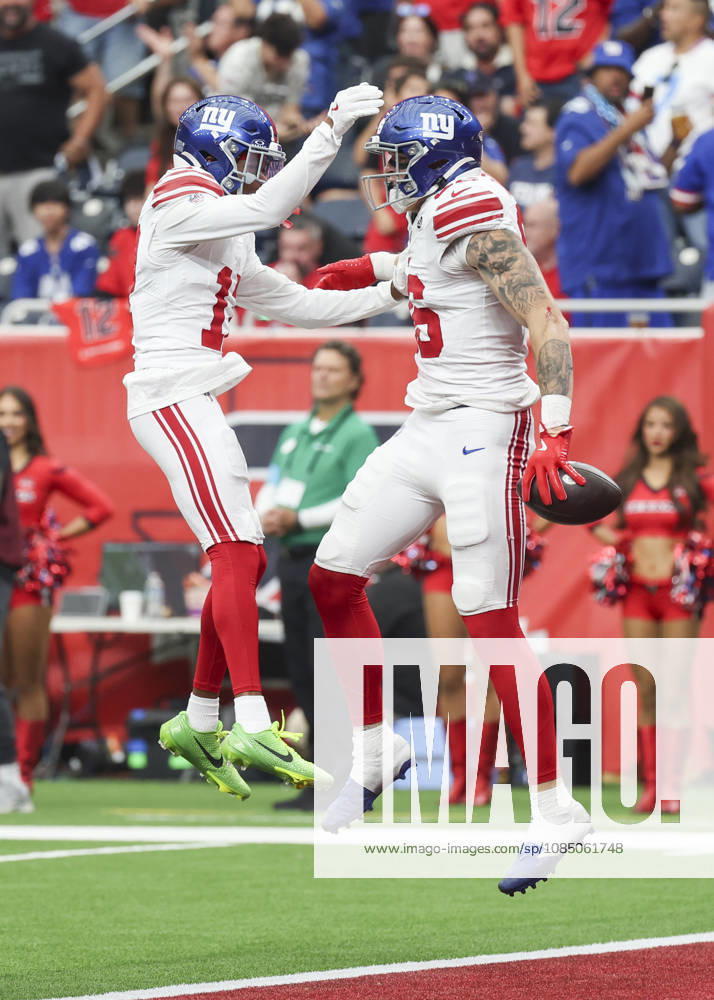 HOUSTON, TX - OCTOBER 25: (left to right) New York Giants wide receiver Darnell Mooney (17) congratulates New York Giants tight end Thomas Fidone II (86) on his carry to the end zone in the second quarter during the NFL, American Football Herren, USA game between the New York Giants and Houston Texans on October 25, 2026 at Reliant Stadium in Houston, Texas. (Photo by Leslie Plaza Johnson Icon Sportswire) NFL: OCT 25 Giants at Texans Icon261025015