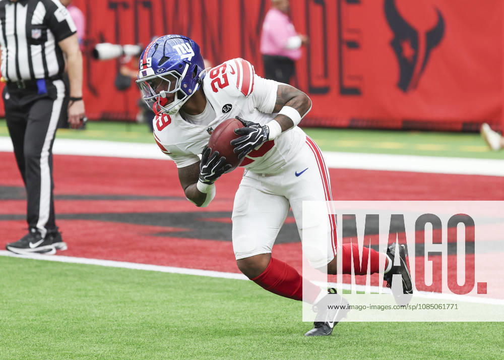 HOUSTON, TX - OCTOBER 25: New York Giants running back Tyrone Tracy Jr. (29) returns the punt in the first quarter during the NFL, American Football Herren, USA game between the New York Giants and Houston Texans on October 25, 2026 at Reliant Stadium in Houston, Texas. (Photo by Leslie Plaza Johnson Icon Sportswire) NFL: OCT 25 Giants at Texans Icon261025028
