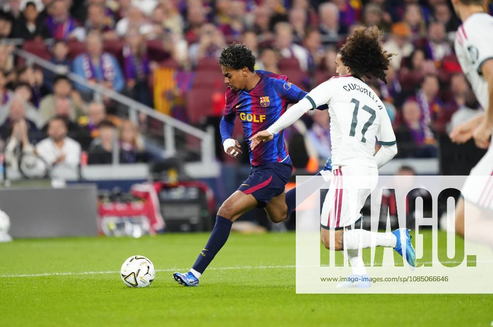 FC Barcelona, Barca v Real Madrid - LaLiga BARCELONA, SPAIN - OCTOBER 25: Cucurella (17) of Real Madrid in action against Lamine Yamal of FC Barcelona during the LaLiga EA Sports 2026 27 match between FC Barcelona and Real Madrid at Spotify Camp Nou on October 25, 2026 in Barcelona, Spain. Jose Hernandez Anadolu Barcelona Spain. Editorial use only. Please get in touch for any other usage.