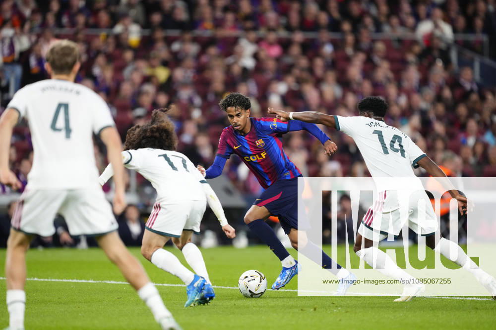 FC Barcelona, Barca v Real Madrid - LaLiga BARCELONA, SPAIN - OCTOBER 25: Lamine Yamal (2nd R) of Barcelona in action during the LaLiga EA Sports 2026 27 match between FC Barcelona and Real Madrid at Spotify Camp Nou on October 25, 2026 in Barcelona, Spain. Jose Hernandez Anadolu Barcelona Spain. Editorial use only. Please get in touch for any other usage.