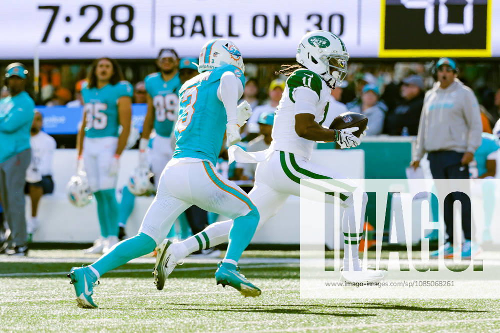 EAST RUTHERFORD, NJ - OCTOBER 25: Omar Cooper Jr. 11 of the New York Jets picks up 60 yards on a pass play during the third quarter of the National Football League game between the Miami Dolphins and the New York Jets on October 25, 2026 at MetLife Stadium in East Rutherford, NJ. (Photo by Joshua Sarner Icon Sportswire) NFL, American Football Herren, USA OCT 25 Dolphins at Jets Icon261025005