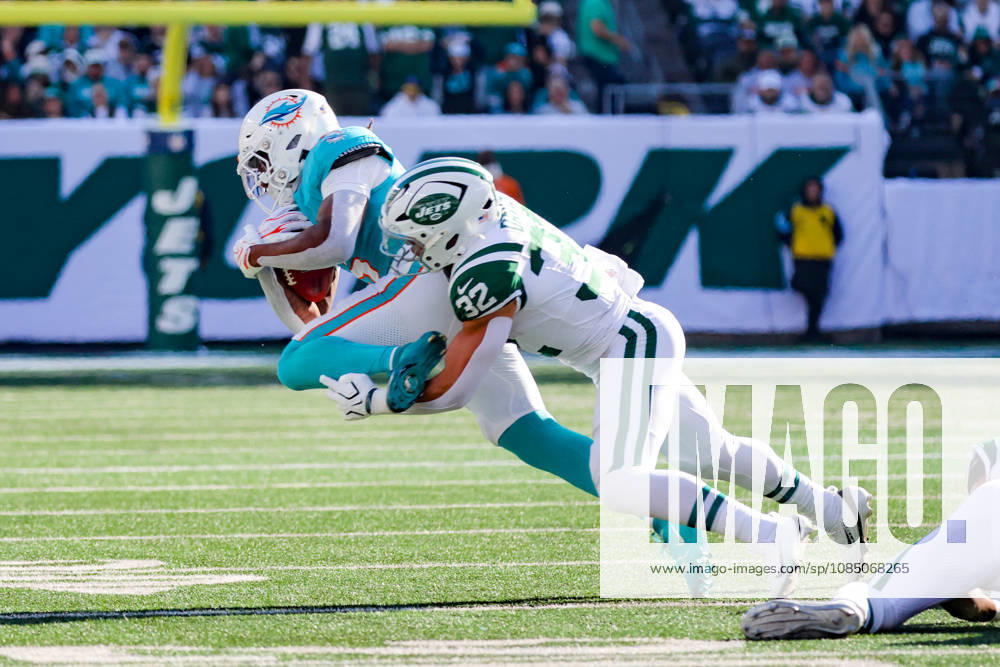 EAST RUTHERFORD, NJ - OCTOBER 25: Isaiah Davis 32 of the New York Jets tackles Jaylen Wright 5 of the Miami Dolphins during the second half of the National Football League game between the Miami Dolphins and the New York Jets on October 25, 2026 at MetLife Stadium in East Rutherford, NJ. (Photo by Joshua Sarner Icon Sportswire) NFL, American Football Herren, USA OCT 25 Dolphins at Jets Icon261025006