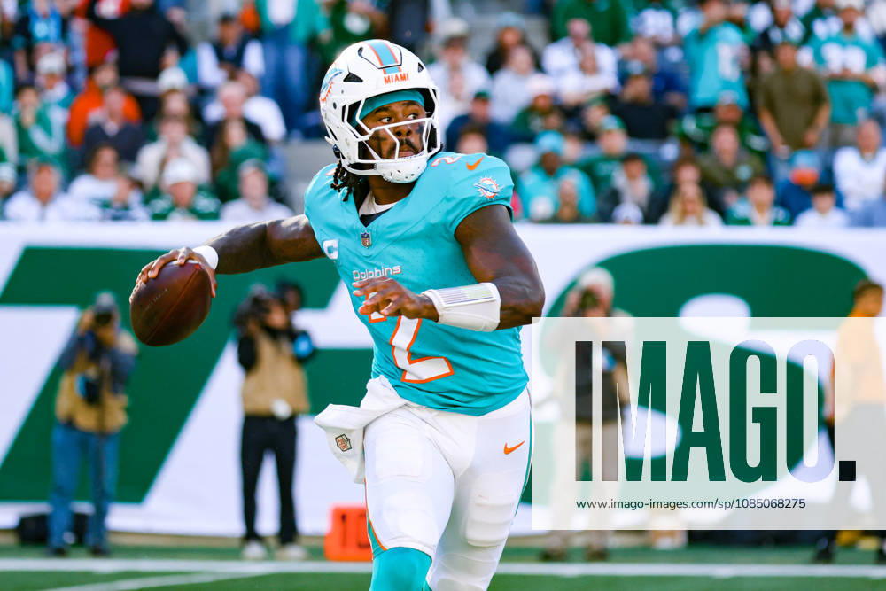 EAST RUTHERFORD, NJ - OCTOBER 25: Malik Willis 2 of the Miami Dolphins looks to pass during the second half of the National Football League game between the Miami Dolphins and the New York Jets on October 25, 2026 at MetLife Stadium in East Rutherford, NJ. (Photo by Joshua Sarner Icon Sportswire) NFL, American Football Herren, USA OCT 25 Dolphins at Jets Icon261025008