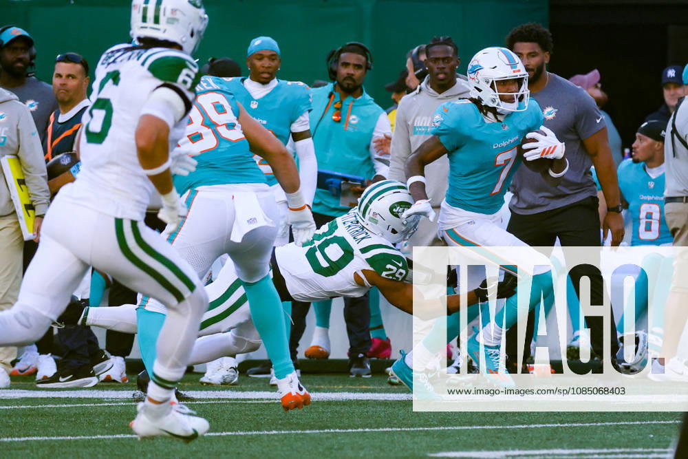 EAST RUTHERFORD, NJ - OCTOBER 25: Caleb Douglas 7 of the Miami Dolphins scores on a 63 yard pass play during the second half of the National Football League game between the Miami Dolphins and the New York Jets on October 25, 2026 at MetLife Stadium in East Rutherford, NJ. (Photo by Joshua Sarner Icon Sportswire) NFL, American Football Herren, USA OCT 25 Dolphins at Jets Icon261025010