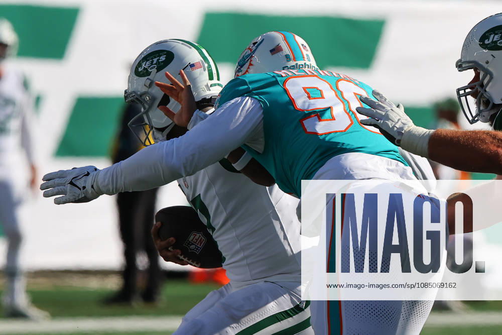EAST RUTHERFORD, NJ - OCTOBER 25: Malik Herring 90 of the Miami Dolphins sacks Geno Smith 7 of the New York Jets during the game at MetLife Stadium on October 25, 2026 in East Rutherford, New Jersey. (Photo by Rich Graessle Icon Sportswire) NFL, American Football Herren, USA OCT 25 Dolphins at Jets Icon26102533464