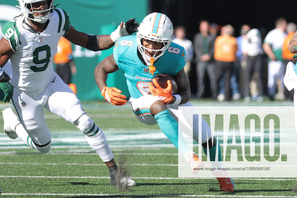 EAST RUTHERFORD, NJ - OCTOBER 25: Malik Washington 6 of the Miami Dolphins runs with the ball during the first half of the National Football League game between the Miami Dolphins and the New York Jets on October 25, 2026 at MetLife Stadium in East Rutherford, NJ. (Photo by Joshua Sarner Icon Sportswire) NFL, American Football Herren, USA OCT 25 Dolphins at Jets Icon261025013