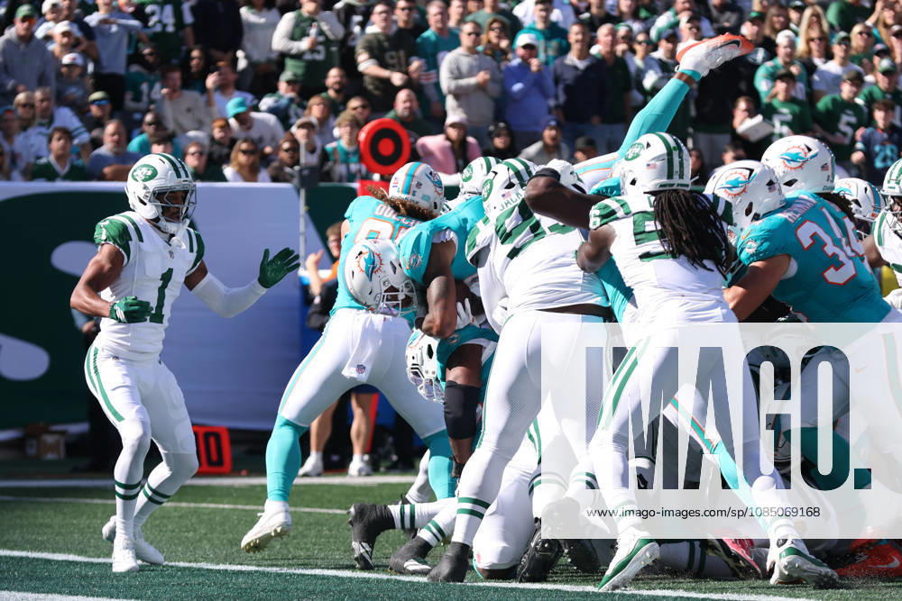 EAST RUTHERFORD, NJ - OCTOBER 25: Ollie Gordon II 0 of the Miami Dolphins carries the ball to the 1 yard line during the first half of the National Football League game between the Miami Dolphins and the New York Jets on October 25, 2026 at MetLife Stadium in East Rutherford, NJ. (Photo by Joshua Sarner Icon Sportswire) NFL, American Football Herren, USA OCT 25 Dolphins at Jets Icon261025015