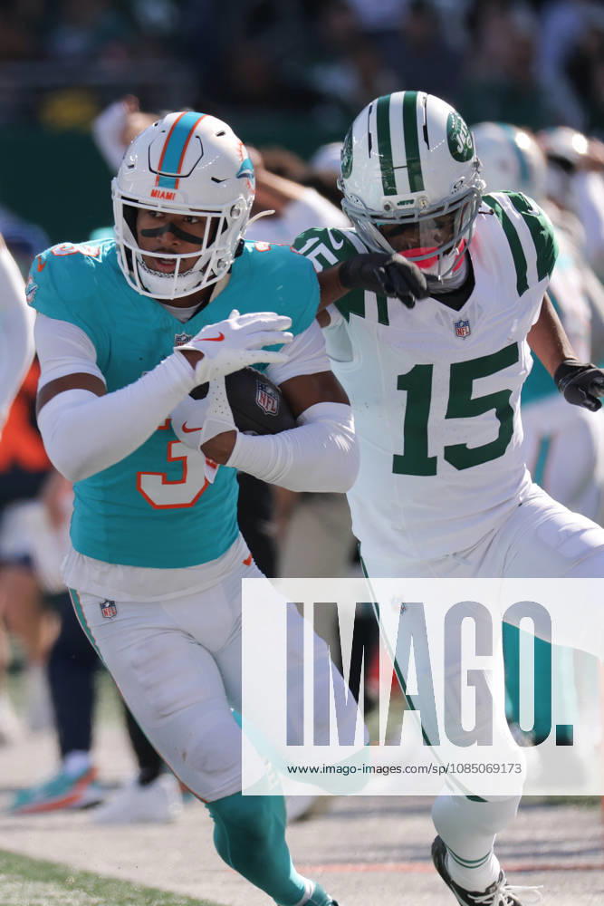 EAST RUTHERFORD, NJ - OCTOBER 25: Chris Johnson 3 of the Miami Dolphins runs with the ball during the first half of the National Football League game between the Miami Dolphins and the New York Jets on October 25, 2026 at MetLife Stadium in East Rutherford, NJ. (Photo by Joshua Sarner Icon Sportswire) NFL, American Football Herren, USA OCT 25 Dolphins at Jets Icon261025017