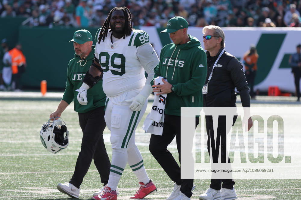 EAST RUTHERFORD, NJ - OCTOBER 25: T Vondre Sweat 99 of the New York Jets leaves the field with an injury during the first half of the National Football League game between the Miami Dolphins and the New York Jets on October 25, 2026 at MetLife Stadium in East Rutherford, NJ. (Photo by Joshua Sarner Icon Sportswire) NFL, American Football Herren, USA OCT 25 Dolphins at Jets Icon261025021