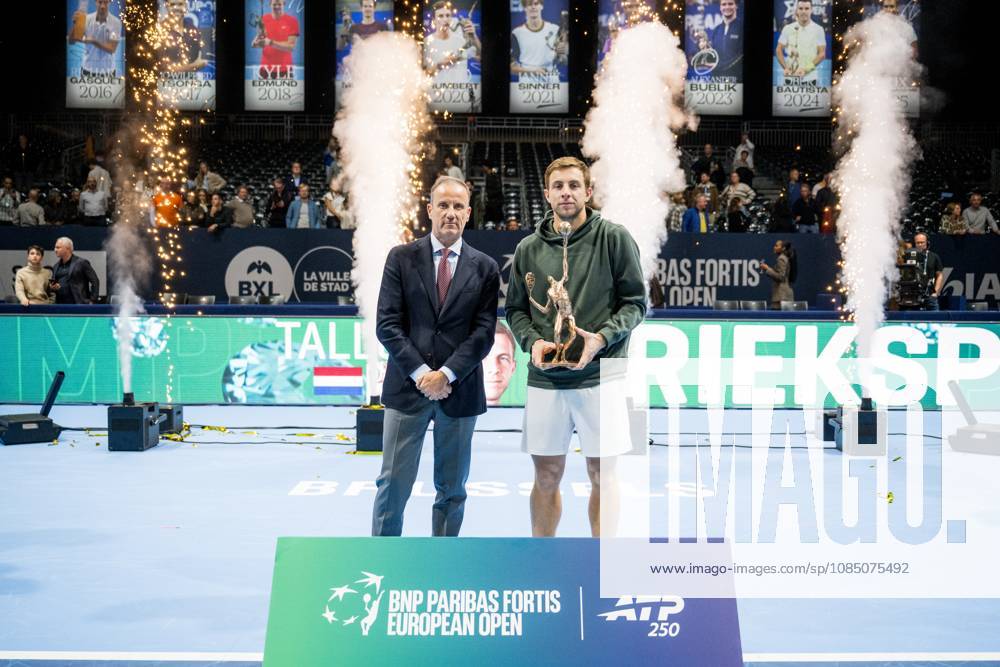 Michael Anseeuw (CEO BNP Paribas), Tallon Griekspoor of the Netherlands pictured after the European Open ATP, Tennis Herren tennis tournament in Brussels, on Sunday 25 October 2026. This year s edition of the tournament is taking place from 17 to 25 October JASPERxJACOBS x191048344x