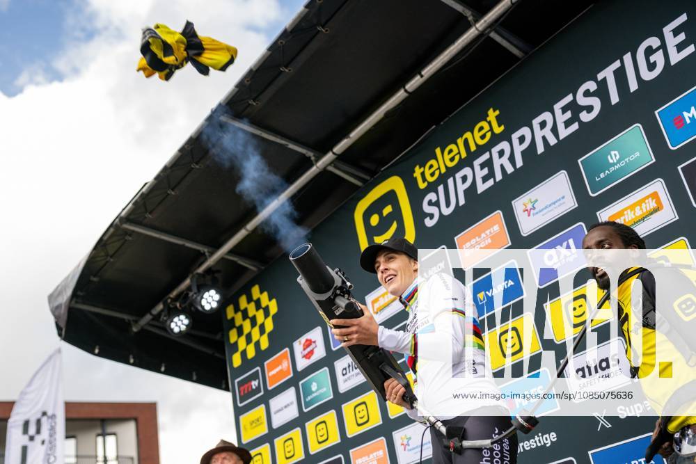 Netherlands Lucinda Brand pictured on the podium after the women s elite race of the Superprestige Overijse cyclocross cycling event, Sunday 25 October 2026 in Overijse, the first race of the Superprestige competition. DAVIDxPINTENS x191048158x