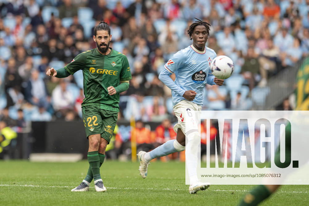 Real Celta vs. Real Betis in La Liga EA Sports,Matchday 10: Isco of Real Betis L and Illiax Moriba of RC Celta during Matchday 10 of La Liga EA Sports: RC Celta vs. Real Betis on October 25, 2026, at Abanca Balaidos Stadium in Vigo, Pontevedra, Spain
