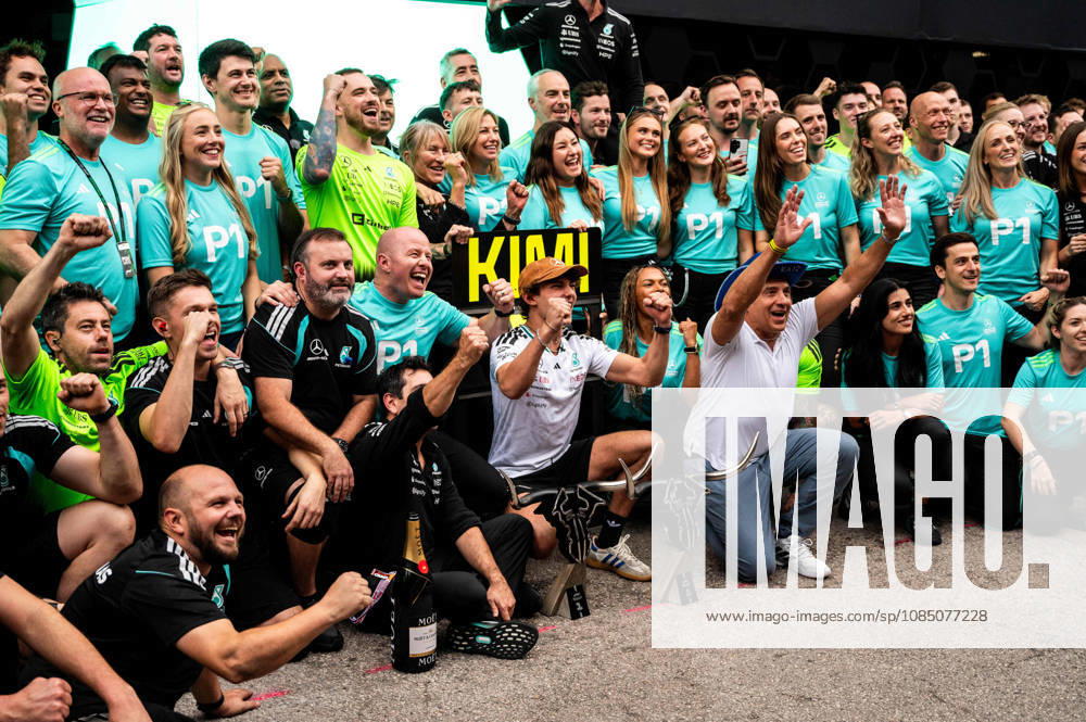 F1 - UNITED STATES GRAND PRIX 2026 KIMI ANTONELLI Andrea (ita), Mercedes AMG F1 Team W16, portrait celebrates victory with Mercedes AMG F1 Team during the 2026 Formula 1 United States Grand Prix, 18th round of the 2026 Formula One World Championship, WM, Weltmeisterschaft from October 23 to 25, 2026 on the Circuit of the America, in Austin, Texas, United States of America - AustinUnited States