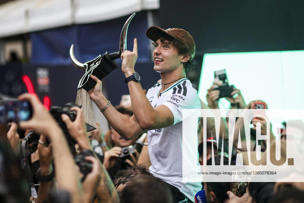 F1 - UNITED STATES GRAND PRIX 2026 KIMI ANTONELLI Andrea (ita), Mercedes AMG F1 Team W17, portrait celebration victory trophy during the 2026 Formula 1 United States Grand Prix, 18th round of the 2026 Formula One World Championship, WM, Weltmeisterschaft from October 23 to 25, 2026 on the Circuit of the America, in Austin, Texas, United States of America - AustinUnited States
