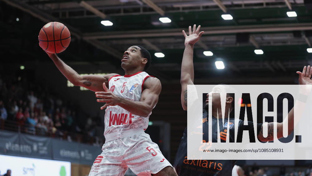 Pictured from left: Kenny Dye of the Würzburg Baskets, No. 5, making a layup against Nighael Ceaser of the NINERS Chemnitz, 22 26 10 2026,Fitness First Würzburg Baskets vs. NINERS Chemnitz, easyCredit BBL, Matchday 6, Germany, 97072, tectake Arena Würzburg,