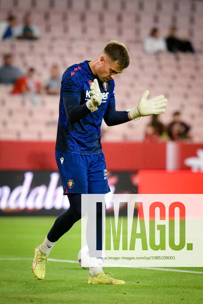ESP LaLiga EA Sports Sevilla FC vs. Osasuna Aitor Fernandez of Osasuna warms up during the LaLiga EA Sports match between Sevilla FC and Osasuna, played at the Ramón Sánchez Pizjuán Stadium in Seville on October 26, 2026, in Spain. Spanish Soccer