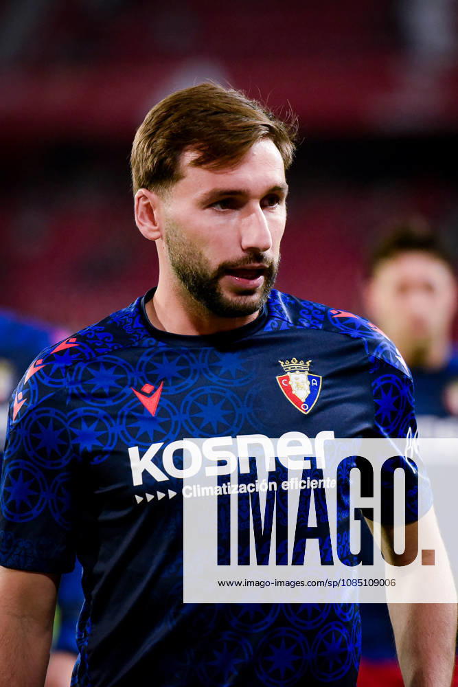 ESP LaLiga EA Sports Sevilla FC vs. Osasuna Jon Moncayola of Osasuna warms up during the LaLiga EA Sports match between Sevilla FC and Osasuna, played at Ramón Sánchez Pizjuán Stadium in Seville on October 26, 2026, in Spain. Spain Soccer
