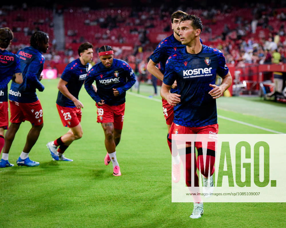 ESP LaLiga EA Sports Sevilla FC vs. Osasuna: Osasuna players warm up during the LaLiga EA Sports match between Sevilla FC and Osasuna, played at the Ramón Sánchez Pizjuán Stadium in Seville on October 26, 2026, in Spain. Spanish Soccer