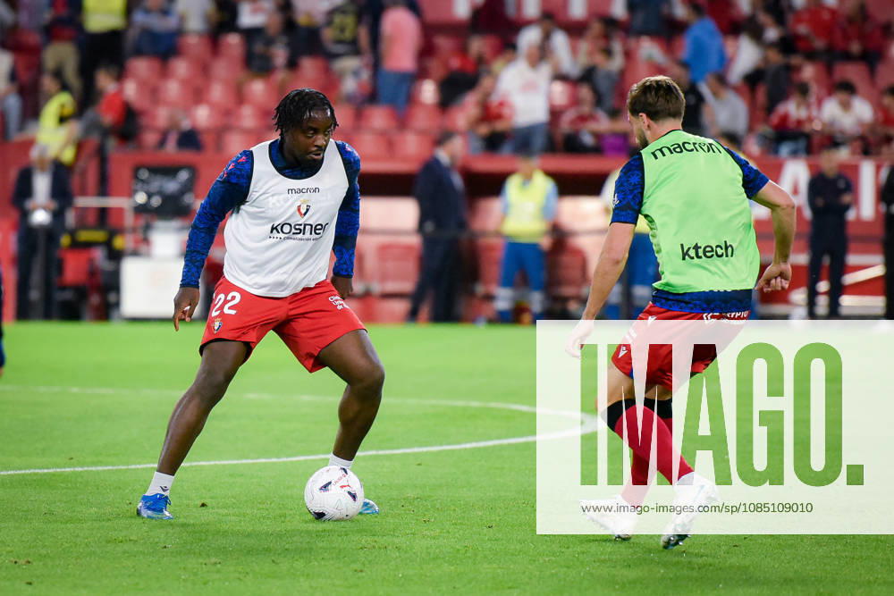 ESP LaLiga EA Sports Sevilla FC vs. Osasuna Enzo Boyomo of Osasuna warms up during the LaLiga EA Sports match between Sevilla FC and Osasuna, played at Ramón Sánchez Pizjuán Stadium in Seville on October 26, 2026, in Spain. Spanish Soccer