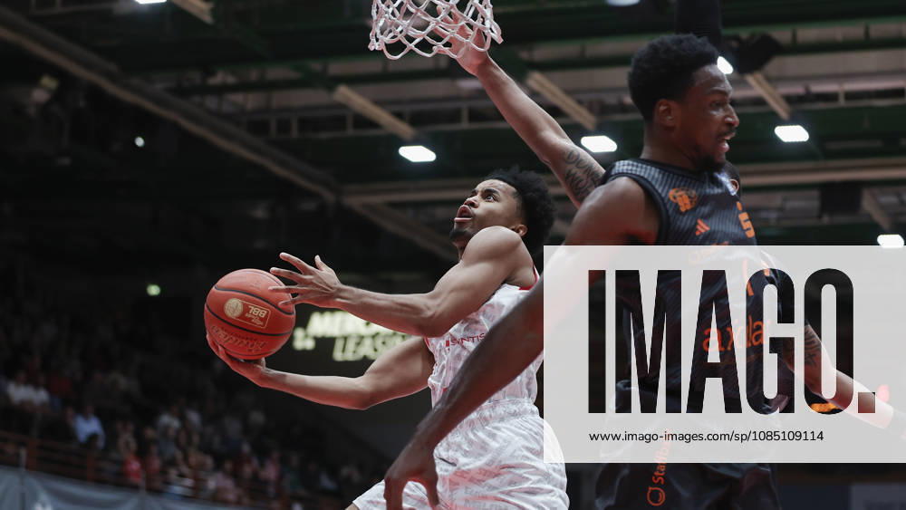 Pictured from left: Sam Griffin of the Würzburg Baskets, No. 4, making a layup against Phlandrous Fleming Jr. of the NINERS Chemnitz, No. 1, October 26, 2026,Fitness First Würzburg Baskets vs. NINERS Chemnitz, easyCredit BBL, Matchday 6, Germany, 97072, tectake Arena Würzburg,