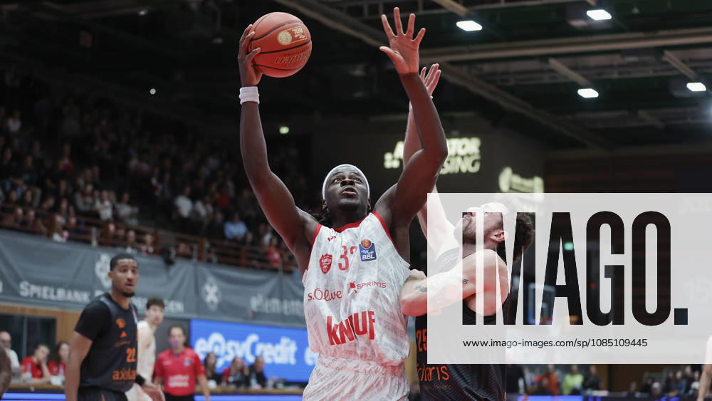 Pictured from left: Charles Thompson of the Würzburg Baskets, No. 32, making a layup against Ben Burnham of the NINERS Chemnitz, No. 25 (26 10 2026),Fitness First Würzburg Baskets vs. NINERS Chemnitz, easyCredit BBL, Matchday 6, Germany, 97072, tectake Arena Würzburg,
