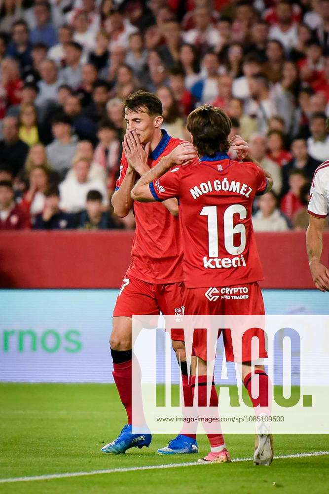 ESP LaLiga EA Sports Sevilla FC vs. Osasuna: Ante Budimir of Osasuna and Moi Gomez of Osasuna during the LaLiga EA Sports match between Sevilla FC and Osasuna, played at the Ramón Sánchez Pizjuán Stadium in Seville on October 26, 2026, in Spain. Spanish Soccer