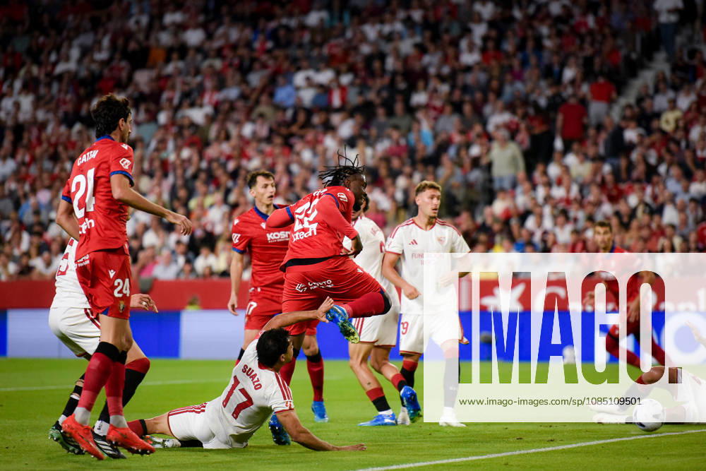 ESP LaLiga EA Sports Sevilla FC vs. Osasuna Gabriel Suazo of Sevilla and Enzo Boyomo of Osasuna during the LaLiga EA Sports match between Sevilla FC and Osasuna, played at Ramón Sánchez Pizjuán Stadium in Seville on October 26, 2026, in Spain. Spanish Soccer