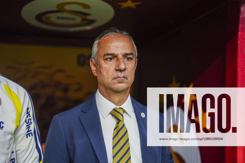Galatasaray v Fenerbahce - Turkish Super Lig ISTANBUL, TURKIYE - OCTOBER 26 : Head coach Ismail Kartal of Fenerbahce follows the preparations ahead of the Turkish Super Lig 9th week match between Galatasaray and Fenerbahce at RAMS Park in Istanbul, Turkiye on October 26, 2026. Agit Erdi Ulukaya Anadolu Istanbul Turkey. Editorial use only. Please get in touch for any other usage.