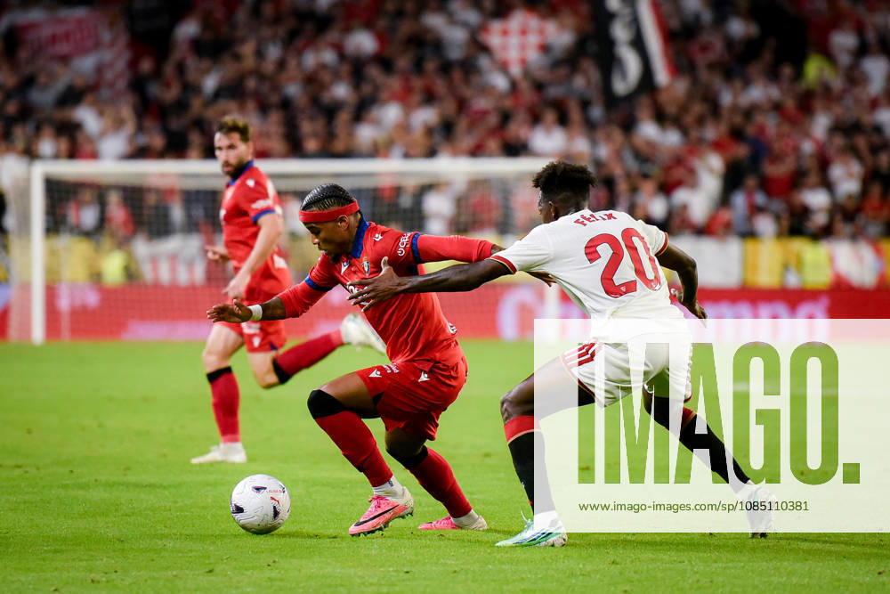 ESP LaLiga EA Sports Sevilla FC vs. Osasuna Valentin Rosier of Osasuna and Felix Correia of Sevilla during the LaLiga EA Sports match between Sevilla FC and Osasuna, played at the Ramón Sánchez Pizjuán Stadium in Seville on October 26, 2026, in Spain. Spanish Soccer