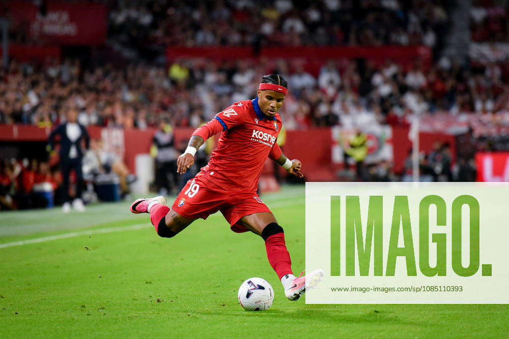 ESP LaLiga EA Sports Sevilla FC vs. Osasuna Valentin Rosier of Osasuna during the LaLiga EA Sports match between Sevilla FC and Osasuna, played at the Ramón Sánchez Pizjuán Stadium in Seville on October 26, 2026, in Spain. Spanish Soccer