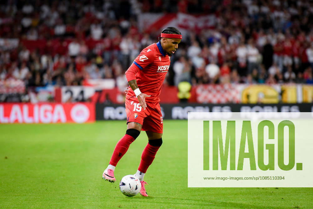 ESP LaLiga EA Sports Sevilla FC vs. Osasuna Valentin Rosier of Osasuna during the LaLiga EA Sports match between Sevilla FC and Osasuna, played at the Ramón Sánchez Pizjuán Stadium in Seville on October 26, 2026, in Spain. Spanish Soccer