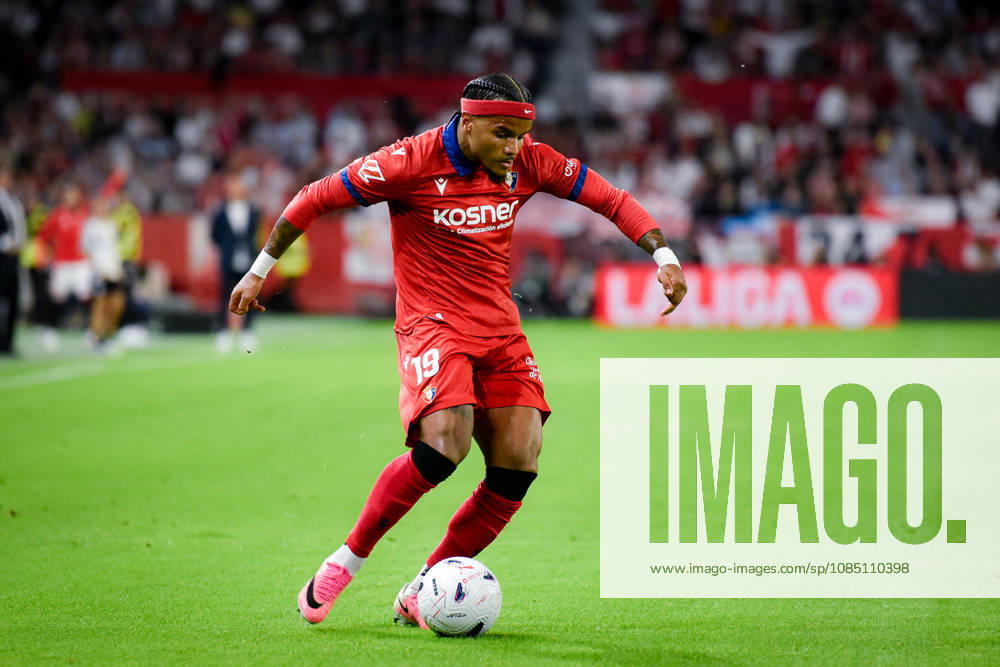 ESP LaLiga EA Sports Sevilla FC vs. Osasuna Valentin Rosier of Osasuna during the LaLiga EA Sports match between Sevilla FC and Osasuna, played at the Ramón Sánchez Pizjuán Stadium in Seville on October 26, 2026, in Spain. Spanish Soccer
