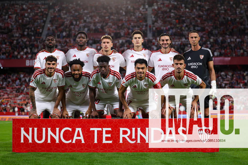 Sevilla FC v Club Atletico Osasuna- LaLiga EA Sports SEVILLA, SPAIN - OCTOBER 26: The Sevilla FC team line up, Mannschaftsbild, Totale for a photo prior to kick off the LaLiga EA Sports 2026 27 match between Sevilla FC and Club Atletico Osasuna at Ramon Sanchez Pizjuan Stadium on October 26, 2026 in Sevilla, Spain. (Photo by Rafael Roman Photo Players Images Magara Press) Sevilla Ramon Sanchez Pizjuan Stadium Spain