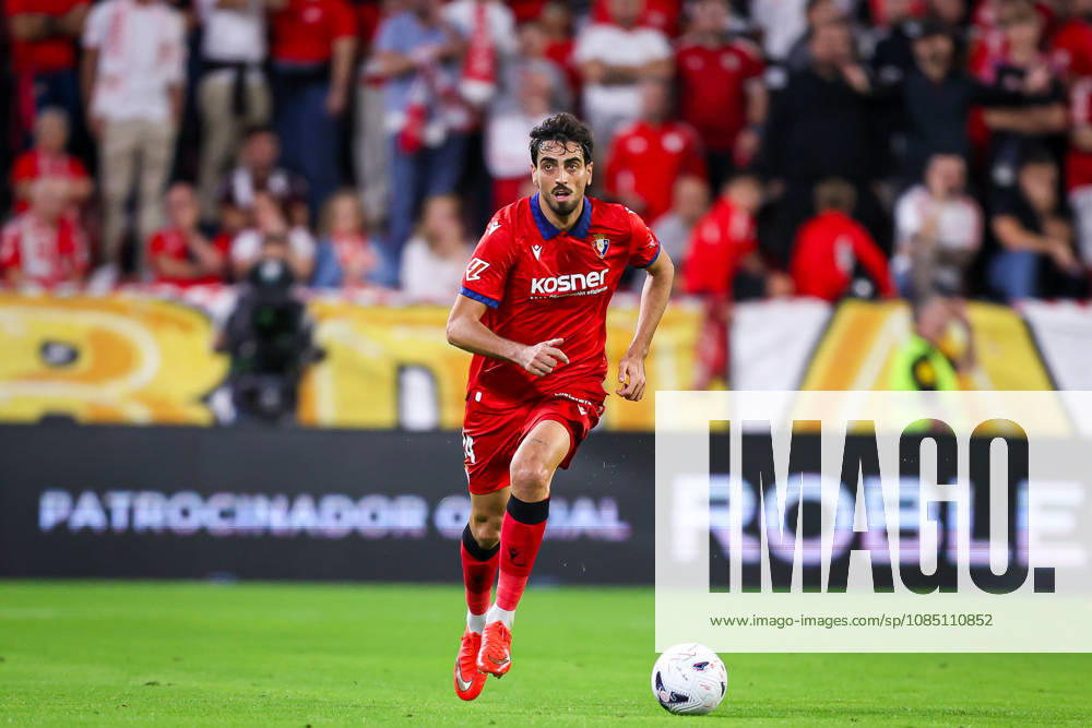 Sevilla FC v Club Atletico Osasuna- LaLiga EA Sports SEVILLA, SPAIN - OCTOBER 26: Alejandro Catena of CA Osasuna runs with the ball during the LaLiga EA Sports 2026 27 match between Sevilla FC and Club Atletico Osasuna at Ramon Sanchez Pizjuan Stadium on October 26, 2026 in Sevilla, Spain. (Photo by Rafael Roman Photo Players Images Magara Press) Sevilla Ramon Sanchez Pizjuan Stadium Spain