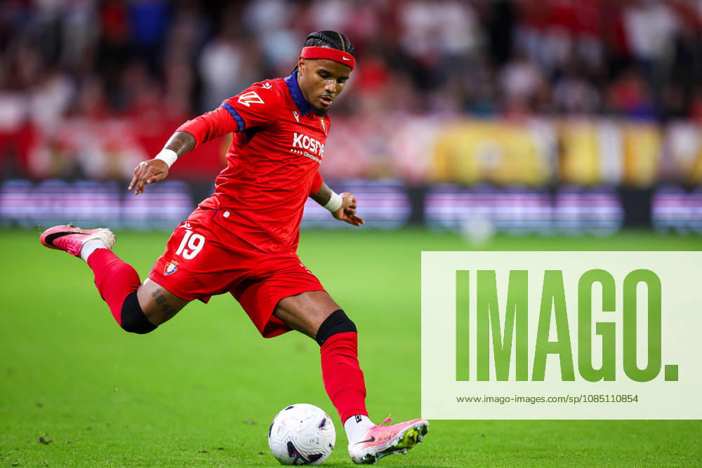 Sevilla FC v Club Atletico Osasuna- LaLiga EA Sports SEVILLA, SPAIN - OCTOBER 26: Valentin Rosier of CA Osasuna passes the ball during the LaLiga EA Sports 2026 27 match between Sevilla FC and Club Atletico Osasuna at Ramon Sanchez Pizjuan Stadium on October 26, 2026 in Sevilla, Spain. (Photo by Rafael Roman Photo Players Images Magara Press) Sevilla Ramon Sanchez Pizjuan Stadium Spain