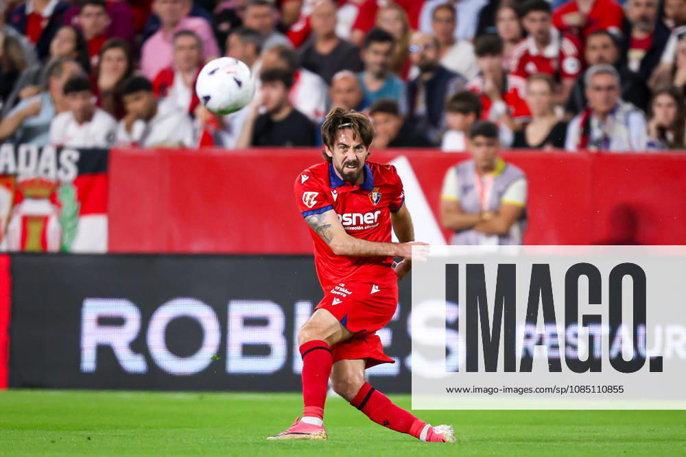 Sevilla FC v Club Atletico Osasuna- LaLiga EA Sports SEVILLA, SPAIN - OCTOBER 26: Moi Gomez of CA Osasuna passes the ball during the LaLiga EA Sports 2026 27 match between Sevilla FC and Club Atletico Osasuna at Ramon Sanchez Pizjuan Stadium on October 26, 2026 in Sevilla, Spain. (Photo by Rafael Roman Photo Players Images Magara Press) Sevilla Ramon Sanchez Pizjuan Stadium Spain