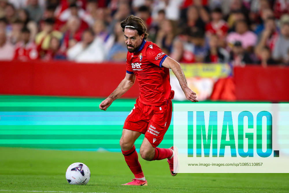 Sevilla FC v Club Atletico Osasuna- LaLiga EA Sports SEVILLA, SPAIN - OCTOBER 26: Moi Gomez of CA Osasuna runs with the ball during the LaLiga EA Sports 2026 27 match between Sevilla FC and Club Atletico Osasuna at Ramon Sanchez Pizjuan Stadium on October 26, 2026 in Sevilla, Spain. (Photo by Rafael Roman Photo Players Images Magara Press) Sevilla Ramon Sanchez Pizjuan Stadium Spain