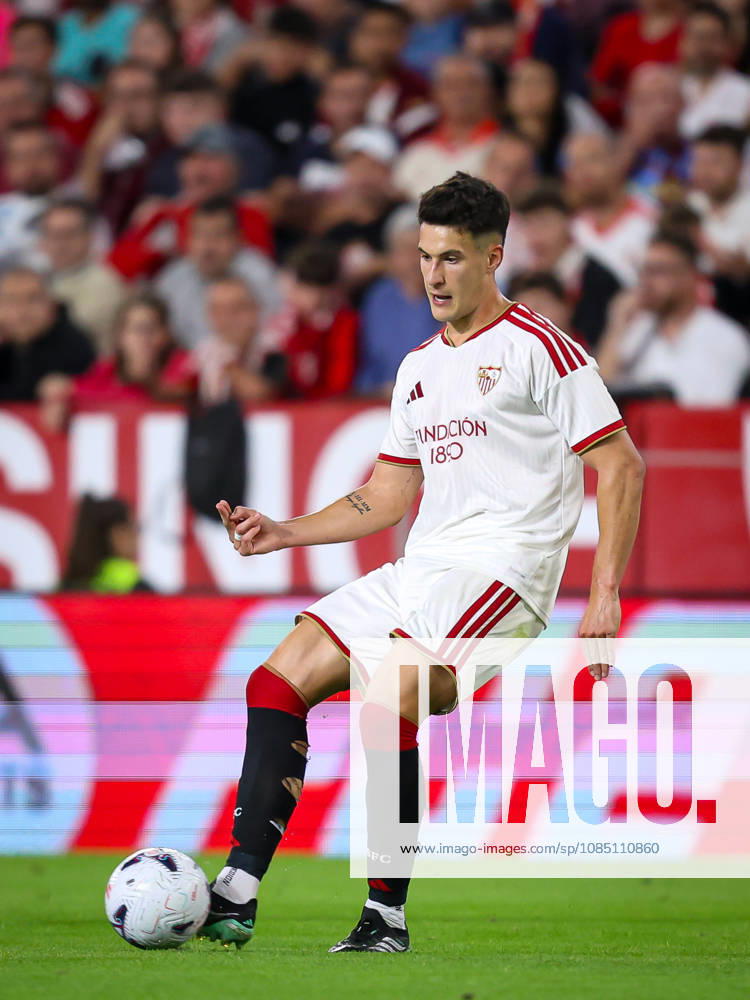 Sevilla FC v Club Atletico Osasuna- LaLiga EA Sports SEVILLA, SPAIN - OCTOBER 26: Andres Castrin of Sevilla FC passes the ball during the LaLiga EA Sports 2026 27 match between Sevilla FC and Club Atletico Osasuna at Ramon Sanchez Pizjuan Stadium on October 26, 2026 in Sevilla, Spain. (Photo by Rafael Roman Photo Players Images Magara Press) Sevilla Ramon Sanchez Pizjuan Stadium Spain