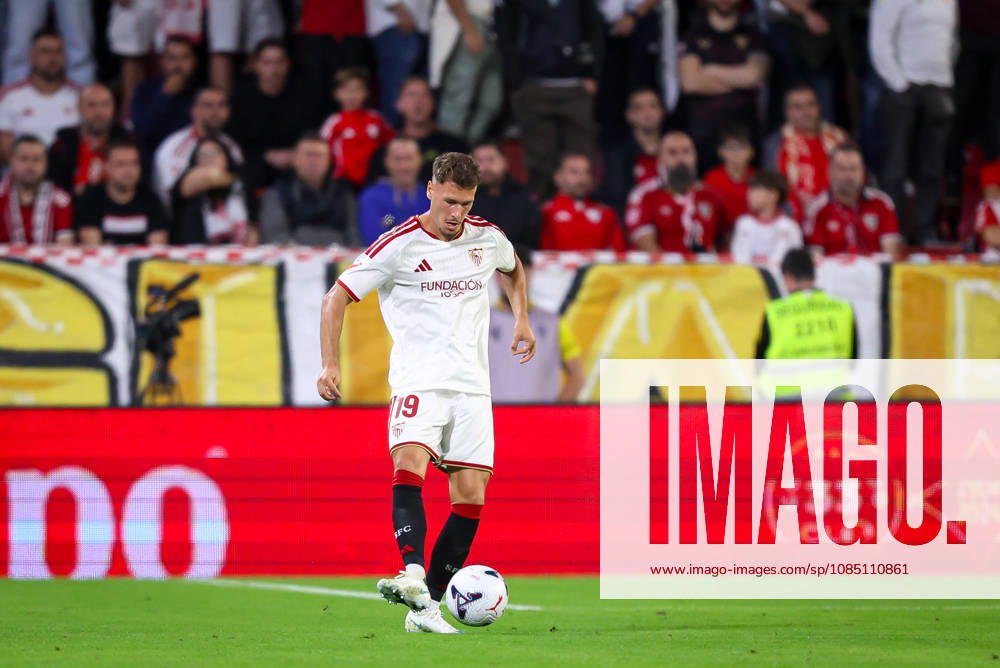 Sevilla FC v Club Atletico Osasuna- LaLiga EA Sports SEVILLA, SPAIN - OCTOBER 26: Lucas Stassin of Sevilla FC in action during the LaLiga EA Sports 2026 27 match between Sevilla FC and Club Atletico Osasuna at Ramon Sanchez Pizjuan Stadium on October 26, 2026 in Sevilla, Spain. (Photo by Rafael Roman Photo Players Images Magara Press) Sevilla Ramon Sanchez Pizjuan Stadium Spain