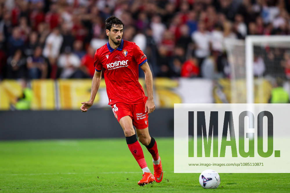 Sevilla FC v Club Atletico Osasuna- LaLiga EA Sports SEVILLA, SPAIN - OCTOBER 26: Alejandro Catena of CA Osasuna runs with the ball during the LaLiga EA Sports 2026 27 match between Sevilla FC and Club Atletico Osasuna at Ramon Sanchez Pizjuan Stadium on October 26, 2026 in Sevilla, Spain. (Photo by Rafael Roman Photo Players Images Magara Press) Sevilla Ramon Sanchez Pizjuan Stadium Spain