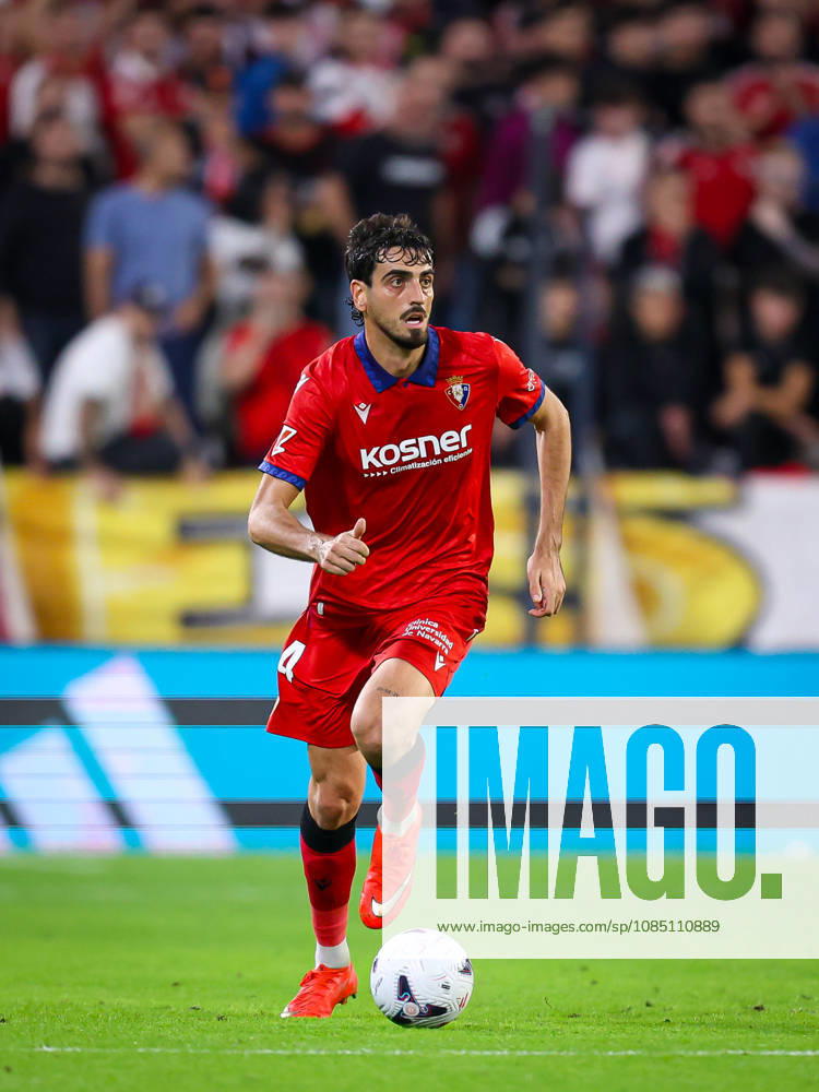 Sevilla FC v Club Atletico Osasuna- LaLiga EA Sports SEVILLA, SPAIN - OCTOBER 26: Alejandro Catena of CA Osasuna runs with the ball during the LaLiga EA Sports 2026 27 match between Sevilla FC and Club Atletico Osasuna at Ramon Sanchez Pizjuan Stadium on October 26, 2026 in Sevilla, Spain. (Photo by Rafael Roman Photo Players Images Magara Press) Sevilla Ramon Sanchez Pizjuan Stadium Spain