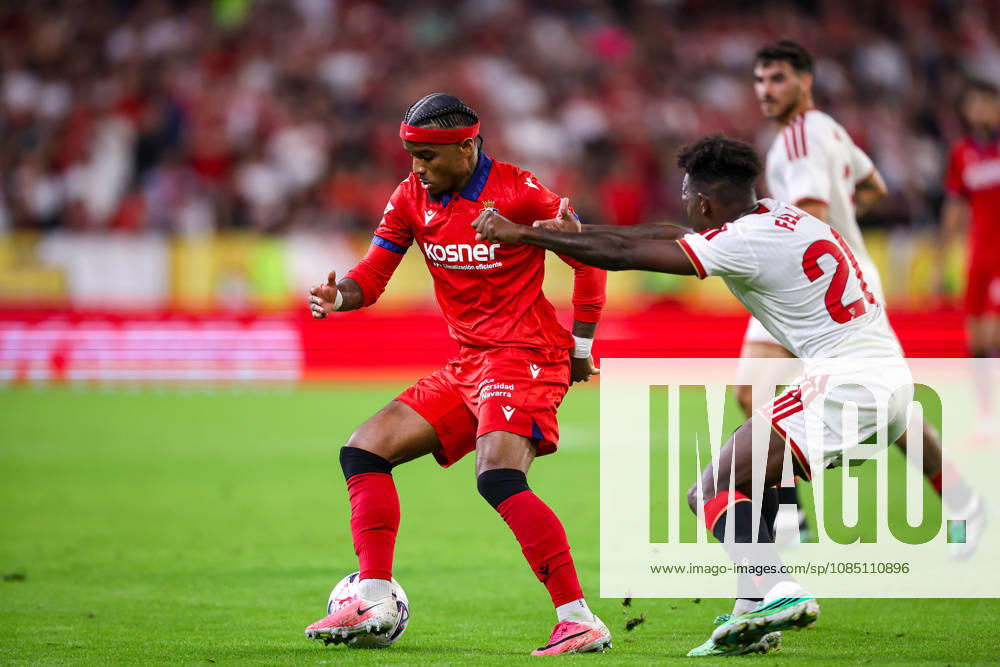 Sevilla FC v Club Atletico Osasuna- LaLiga EA Sports SEVILLA, SPAIN - OCTOBER 26: Valentin Rosier of CA Osasuna and Felix Correia of Sevilla FC competing for the ball during the LaLiga EA Sports 2026 27 match between Sevilla FC and Club Atletico Osasuna at Ramon Sanchez Pizjuan Stadium on October 26, 2026 in Sevilla, Spain. (Photo by Rafael Roman Photo Players Images Magara Press) Sevilla Ramon Sanchez Pizjuan Stadium Spain