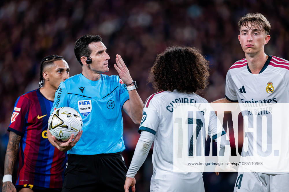 IPA90224546 - Referee Juan Martinez in action, talking to Huijsen 4 (Real Madrid) during the 2026 EA Sports La Liga Championship soccer match between F.C. Barcelona and Real Madrid at Spotify Camp Nou in Barcelona, Spain, on October 25, 2026